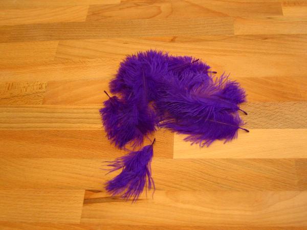 30 kleine Straußenfedern 5 bis 12 cm violett B-Ware